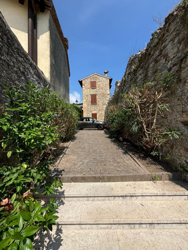 L’ingresso è indipendente, con accesso da cancello pedonale in ferro battuto e scalinata privata....