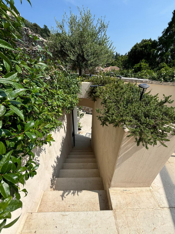 L’ingresso è indipendente, con accesso da cancello pedonale in ferro battuto e scalinata privata....