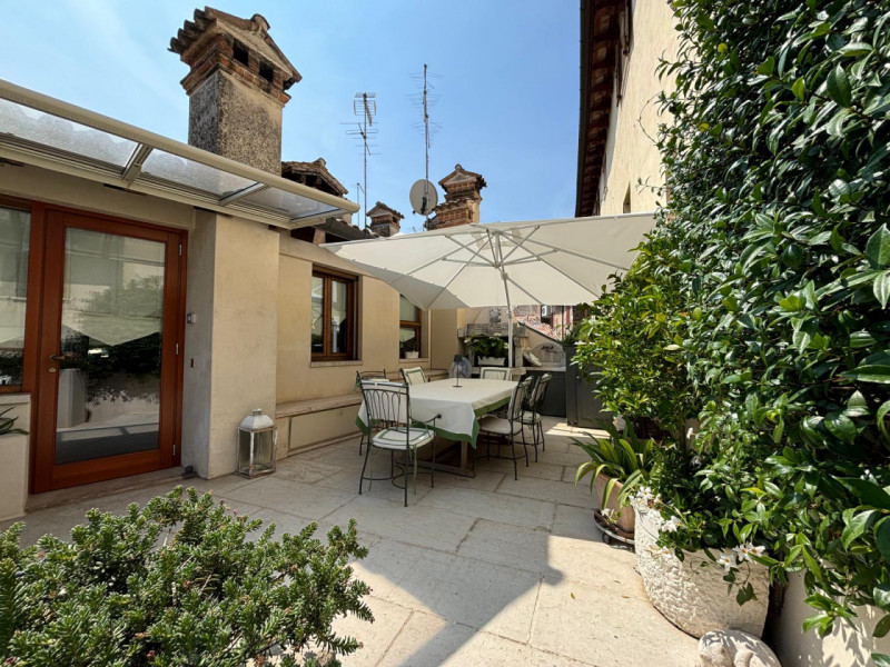 L’ingresso è indipendente, con accesso da cancello pedonale in ferro battuto e scalinata privata....