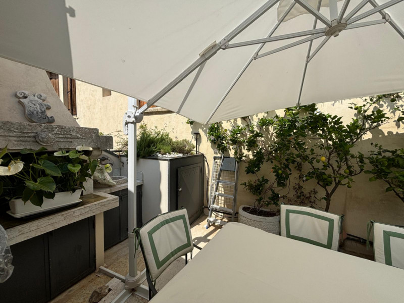 L’ingresso è indipendente, con accesso da cancello pedonale in ferro battuto e scalinata privata....