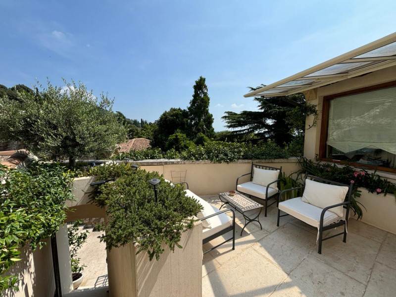 L’ingresso è indipendente, con accesso da cancello pedonale in ferro battuto e scalinata privata....