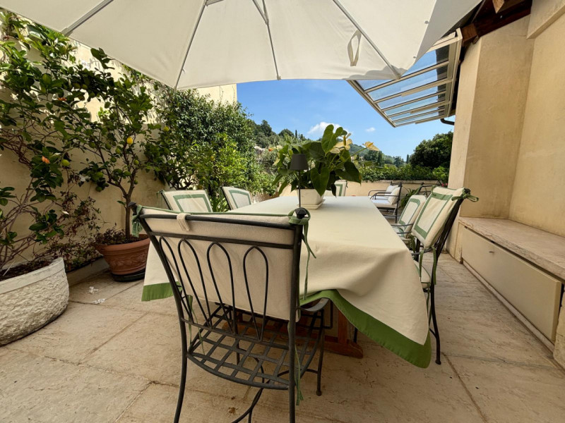 L’ingresso è indipendente, con accesso da cancello pedonale in ferro battuto e scalinata privata....