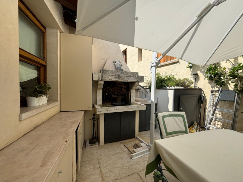 L’ingresso è indipendente, con accesso da cancello pedonale in ferro battuto e scalinata privata....