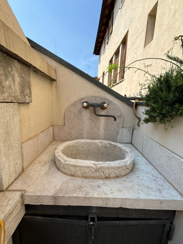 L’ingresso è indipendente, con accesso da cancello pedonale in ferro battuto e scalinata privata....