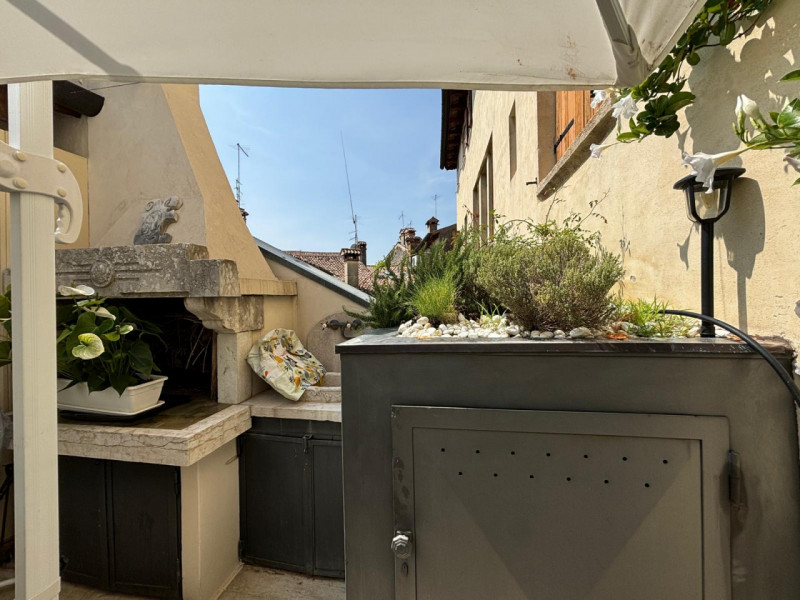 L’ingresso è indipendente, con accesso da cancello pedonale in ferro battuto e scalinata privata....