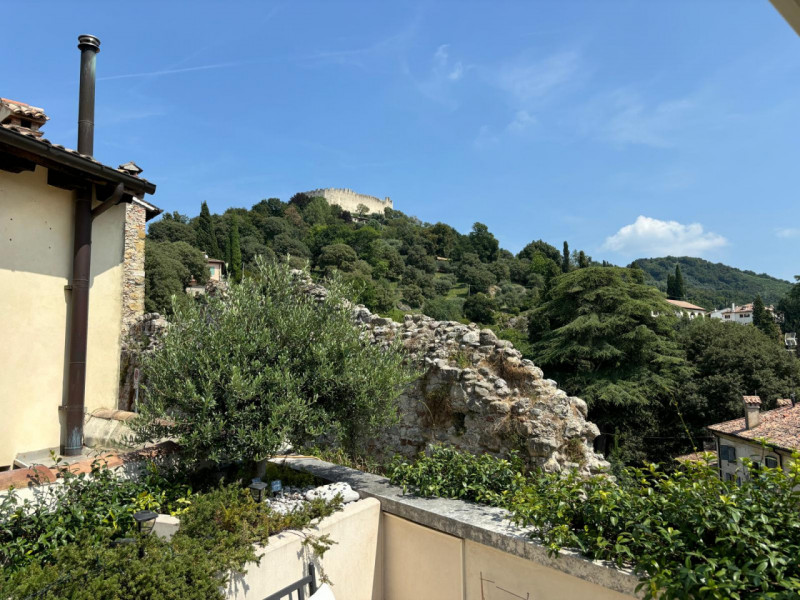L’ingresso è indipendente, con accesso da cancello pedonale in ferro battuto e scalinata privata....