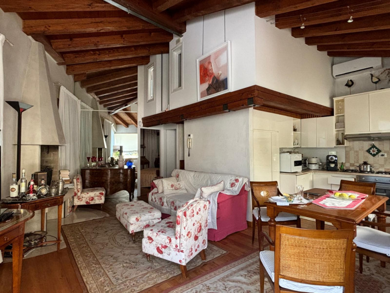 L’ingresso è indipendente, con accesso da cancello pedonale in ferro battuto e scalinata privata....