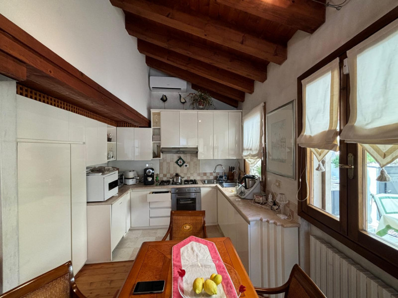 L’ingresso è indipendente, con accesso da cancello pedonale in ferro battuto e scalinata privata....