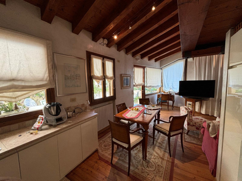 L’ingresso è indipendente, con accesso da cancello pedonale in ferro battuto e scalinata privata....