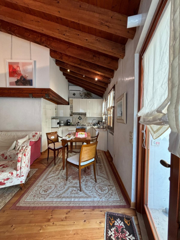 L’ingresso è indipendente, con accesso da cancello pedonale in ferro battuto e scalinata privata....