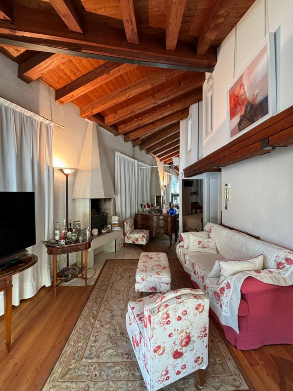 L’ingresso è indipendente, con accesso da cancello pedonale in ferro battuto e scalinata privata....