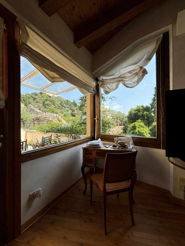 L’ingresso è indipendente, con accesso da cancello pedonale in ferro battuto e scalinata privata....