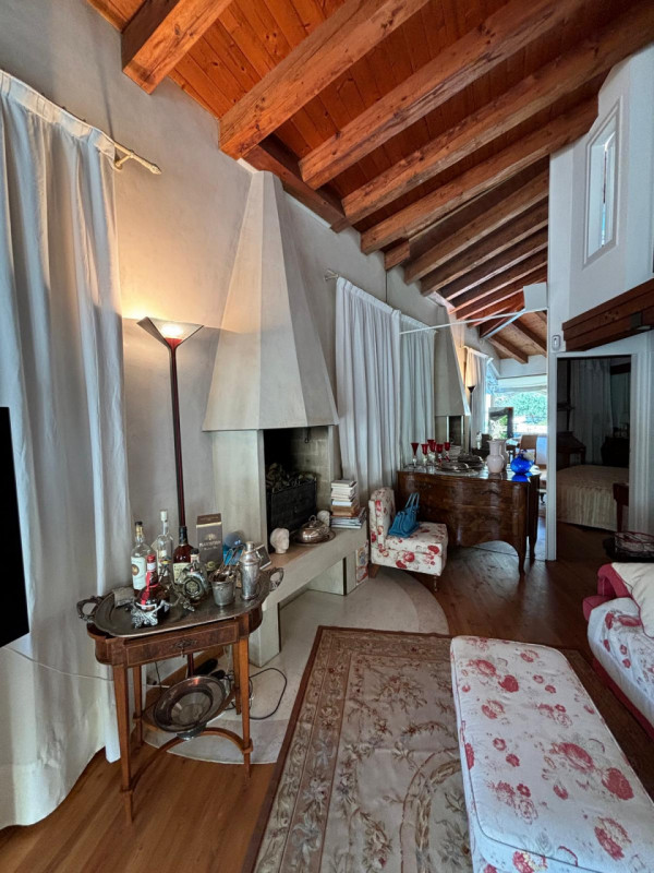 L’ingresso è indipendente, con accesso da cancello pedonale in ferro battuto e scalinata privata....