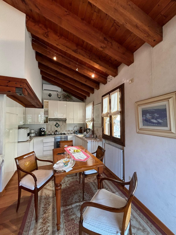 L’ingresso è indipendente, con accesso da cancello pedonale in ferro battuto e scalinata privata....