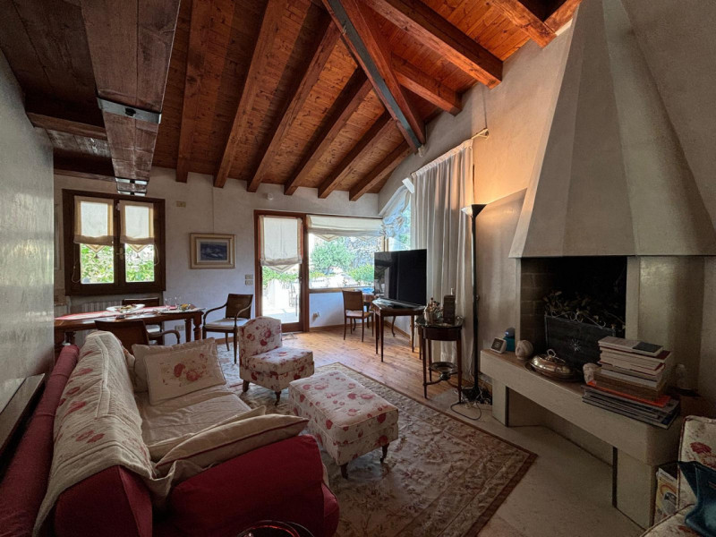 L’ingresso è indipendente, con accesso da cancello pedonale in ferro battuto e scalinata privata....