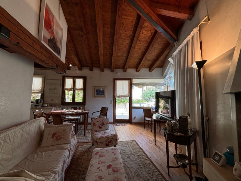 L’ingresso è indipendente, con accesso da cancello pedonale in ferro battuto e scalinata privata....