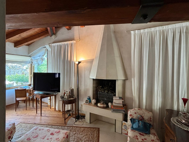 L’ingresso è indipendente, con accesso da cancello pedonale in ferro battuto e scalinata privata....