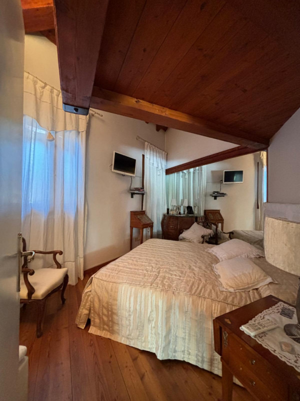 L’ingresso è indipendente, con accesso da cancello pedonale in ferro battuto e scalinata privata....