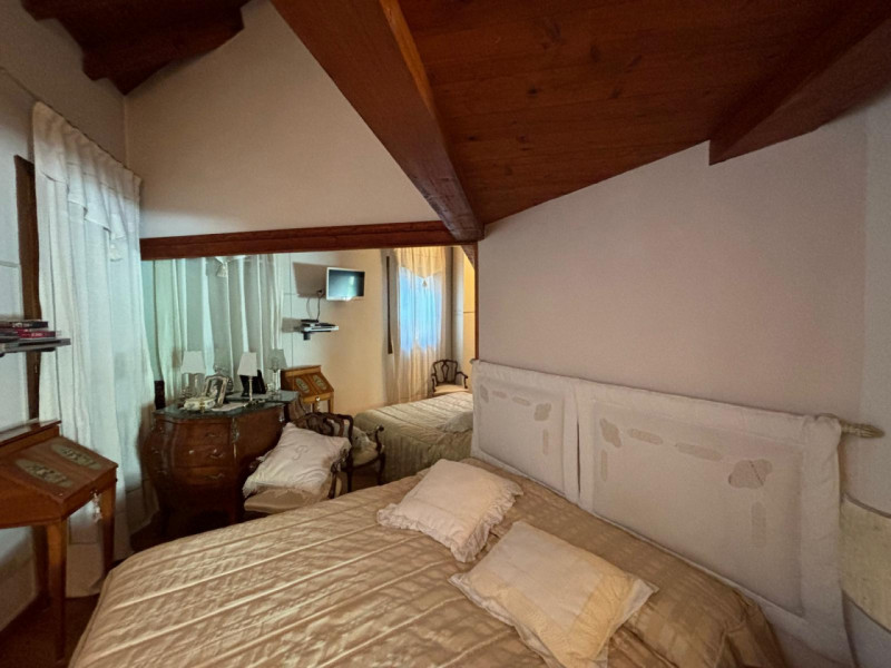 L’ingresso è indipendente, con accesso da cancello pedonale in ferro battuto e scalinata privata....