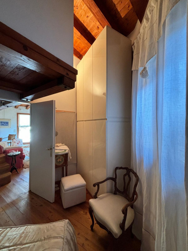 L’ingresso è indipendente, con accesso da cancello pedonale in ferro battuto e scalinata privata....