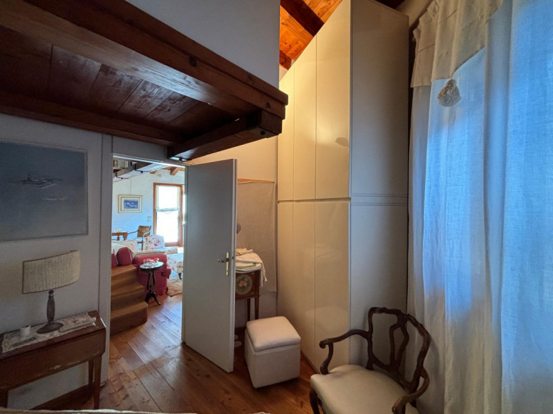 L’ingresso è indipendente, con accesso da cancello pedonale in ferro battuto e scalinata privata....