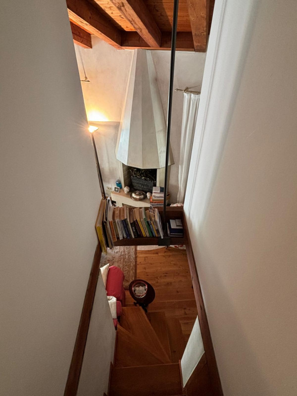 L’ingresso è indipendente, con accesso da cancello pedonale in ferro battuto e scalinata privata....