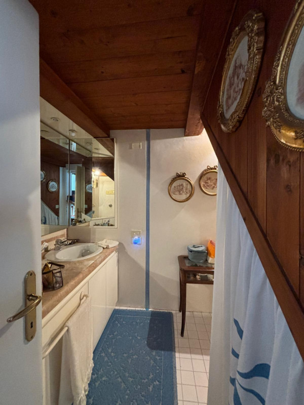 L’ingresso è indipendente, con accesso da cancello pedonale in ferro battuto e scalinata privata....