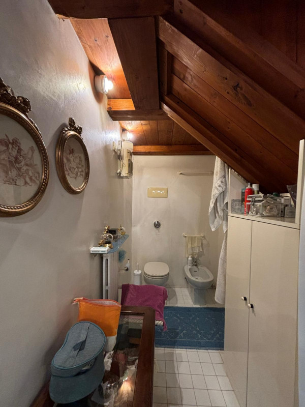 L’ingresso è indipendente, con accesso da cancello pedonale in ferro battuto e scalinata privata....