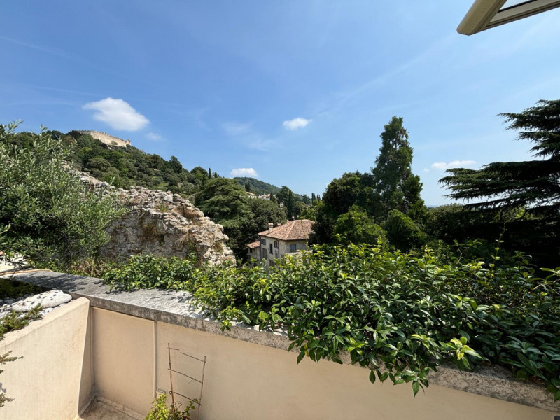 L’ingresso è indipendente, con accesso da cancello pedonale in ferro battuto e scalinata privata....