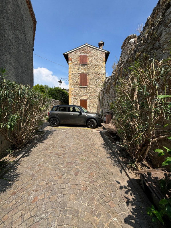 L’ingresso è indipendente, con accesso da cancello pedonale in ferro battuto e scalinata privata....