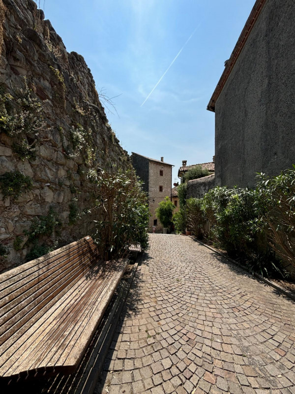 L’ingresso è indipendente, con accesso da cancello pedonale in ferro battuto e scalinata privata....
