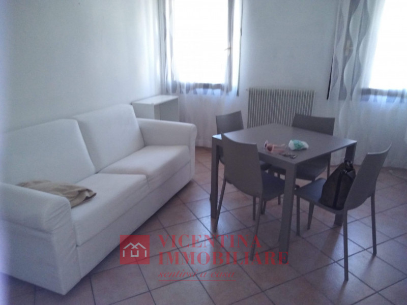 VICENZA-ARACELI: in zona ben servita MINI APPARTAMENTO COMPLETAMENTE ARREDATO al secondo piano. N...
