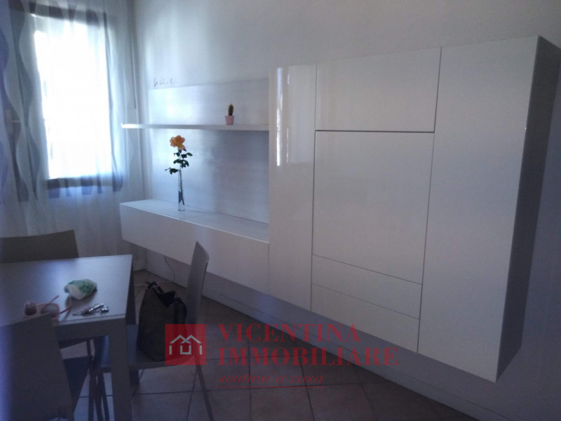 VICENZA-ARACELI: in zona ben servita MINI APPARTAMENTO COMPLETAMENTE ARREDATO al secondo piano. N...