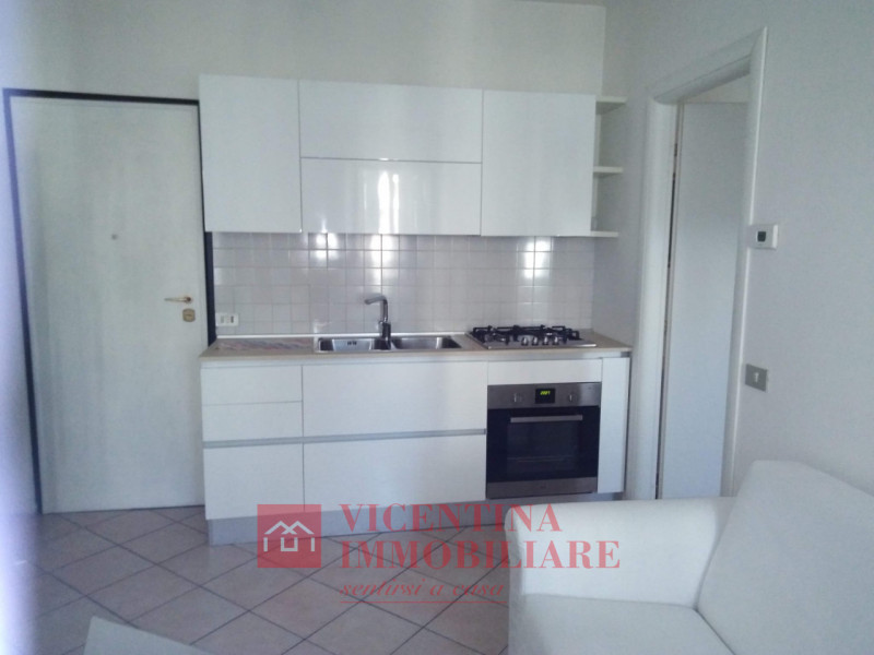 VICENZA-ARACELI: in zona ben servita MINI APPARTAMENTO COMPLETAMENTE ARREDATO al secondo piano. N...