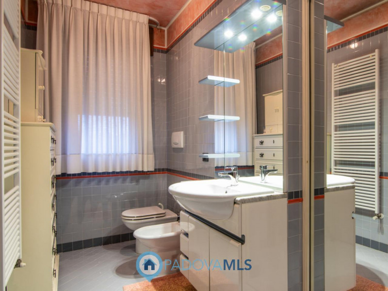 Immobile in esclusiva al Gruppo Padova MLS
A Maserà di Padova, in tranquillo quartiere residenzia...