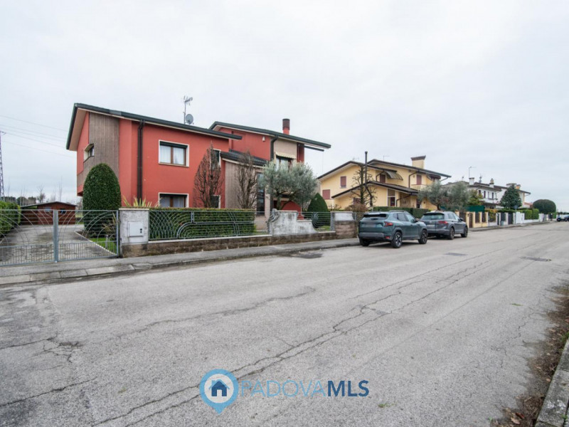 Immobile in esclusiva al Gruppo Padova MLS
A Maserà di Padova, in tranquillo quartiere residenzia...