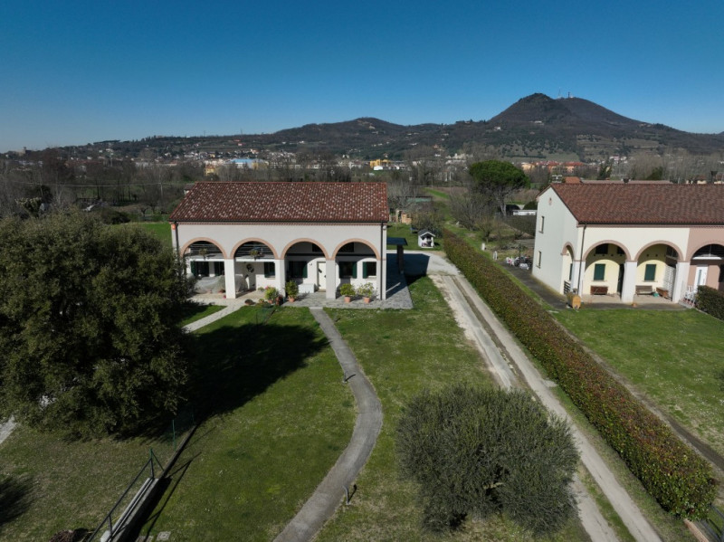 COMPOSIZIONE:
Proponiamo in vendita una bellissima bifamiliare situata a Este, sviluppata su due ...