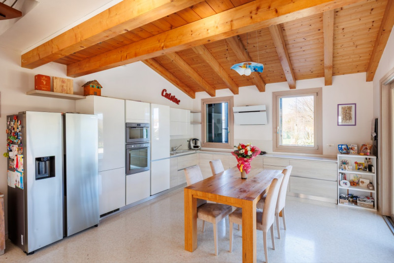 COMPOSIZIONE:
Proponiamo in vendita una bellissima bifamiliare situata a Este, sviluppata su due ...