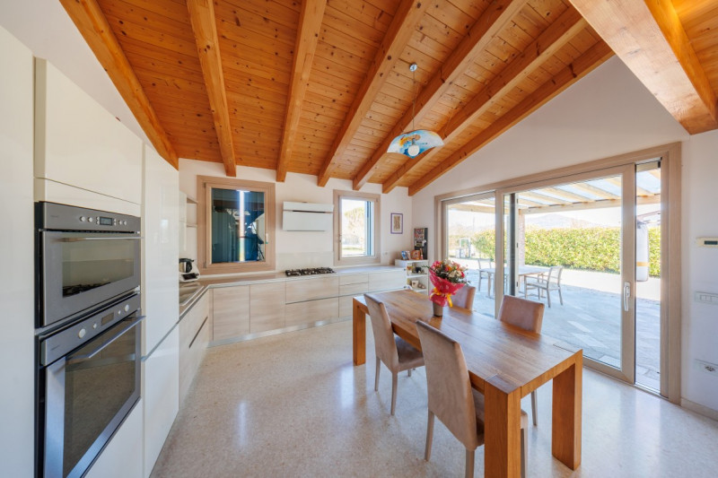 COMPOSIZIONE:
Proponiamo in vendita una bellissima bifamiliare situata a Este, sviluppata su due ...