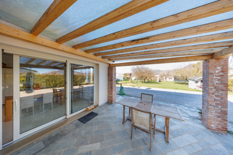 COMPOSIZIONE:
Proponiamo in vendita una bellissima bifamiliare situata a Este, sviluppata su due ...