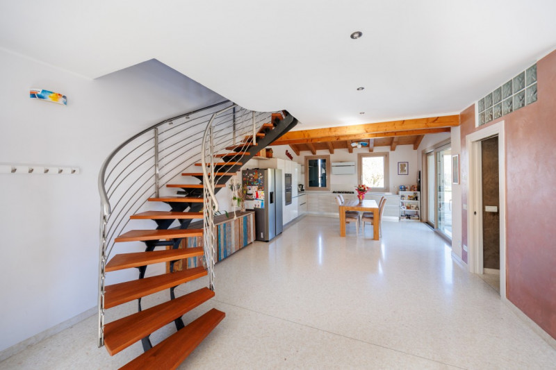 COMPOSIZIONE:
Proponiamo in vendita una bellissima bifamiliare situata a Este, sviluppata su due ...