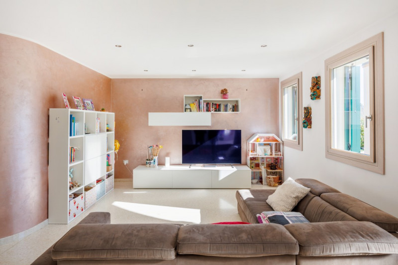 COMPOSIZIONE:
Proponiamo in vendita una bellissima bifamiliare situata a Este, sviluppata su due ...