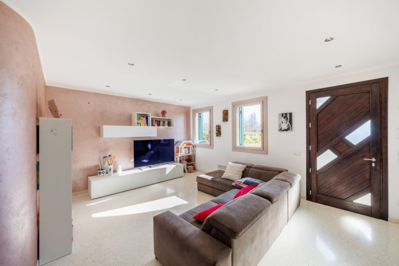 COMPOSIZIONE:
Proponiamo in vendita una bellissima bifamiliare situata a Este, sviluppata su due ...