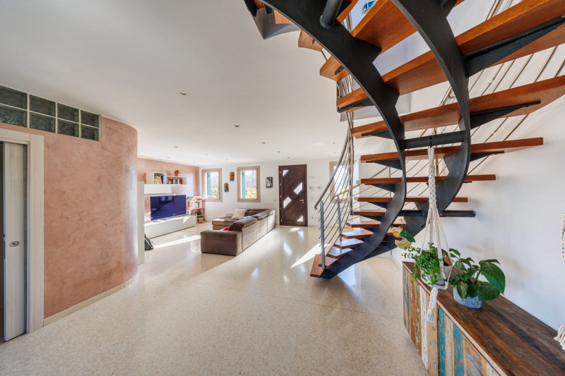 COMPOSIZIONE:
Proponiamo in vendita una bellissima bifamiliare situata a Este, sviluppata su due ...