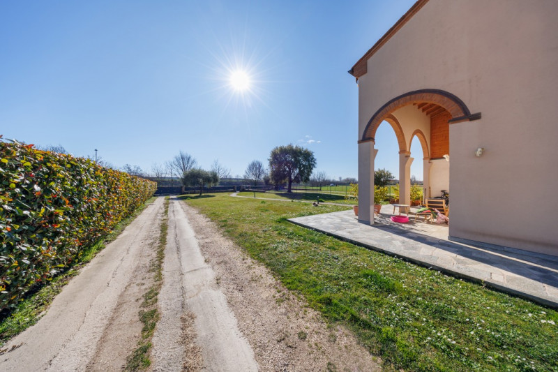 COMPOSIZIONE:
Proponiamo in vendita una bellissima bifamiliare situata a Este, sviluppata su due ...