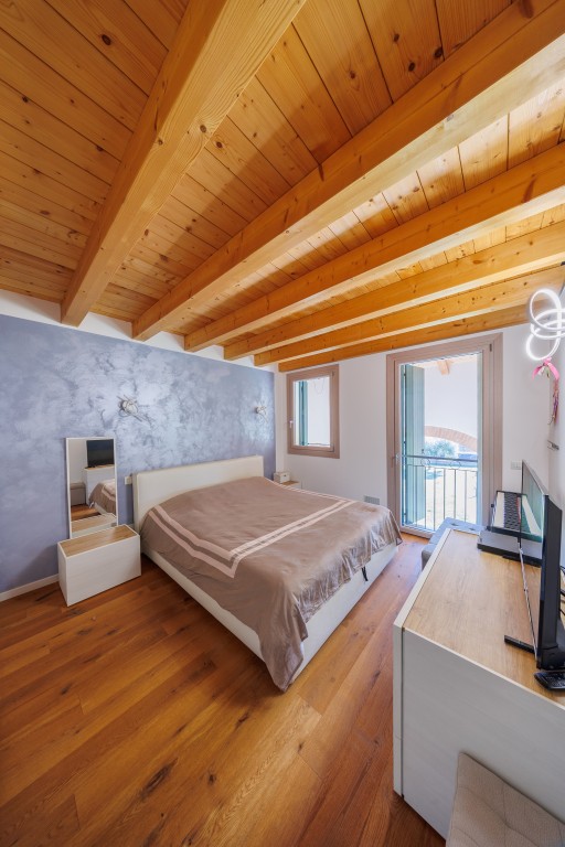 COMPOSIZIONE:
Proponiamo in vendita una bellissima bifamiliare situata a Este, sviluppata su due ...