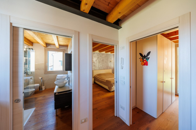 COMPOSIZIONE:
Proponiamo in vendita una bellissima bifamiliare situata a Este, sviluppata su due ...