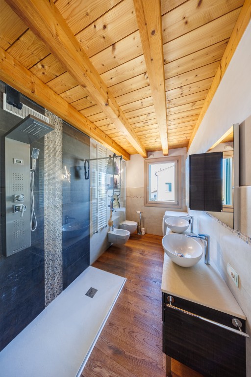 COMPOSIZIONE:
Proponiamo in vendita una bellissima bifamiliare situata a Este, sviluppata su due ...