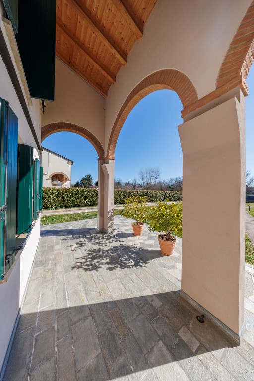 COMPOSIZIONE:
Proponiamo in vendita una bellissima bifamiliare situata a Este, sviluppata su due ...