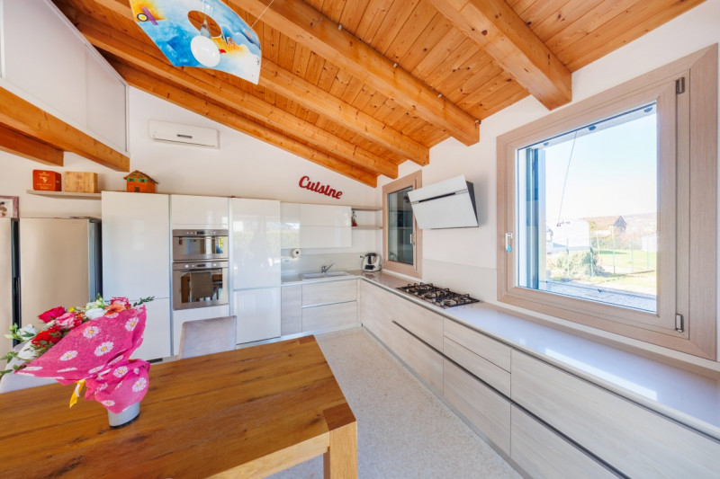 COMPOSIZIONE:
Proponiamo in vendita una bellissima bifamiliare situata a Este, sviluppata su due ...